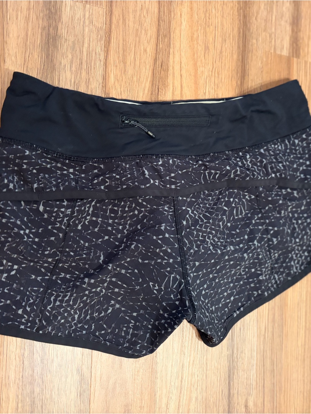 Lululemon Athletica Shorts Lot of 5 (Black, Yellow, Blue, Pattern) Size 6 - Picture 7 of 9